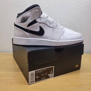 Nike Air Jordan 1 Mid GS, Size 4Y, White/Black, Youth Sneakers DQ8423-132 NEW